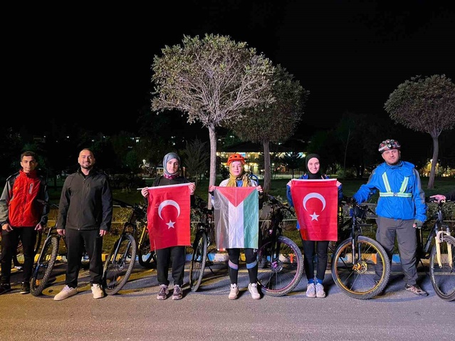 Bitlis Tatvan'da aktivistler ve sporcular Gazze'ye dikkat çekmek için pedal çevirdi
