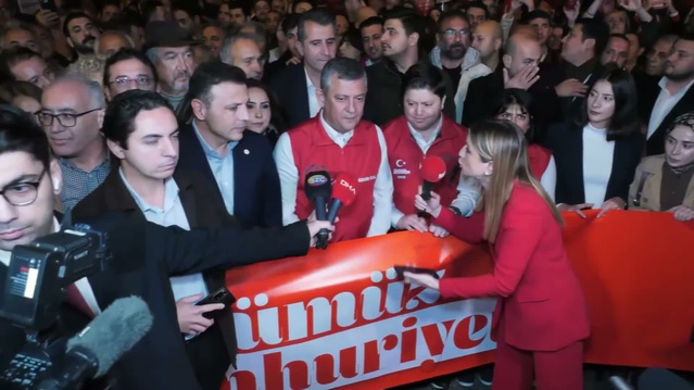 Özgür Özel, Kadıköy'deki Cumhuriyet Yürüyüşü'nde Cumhuriyet'in emanetini vurguladı