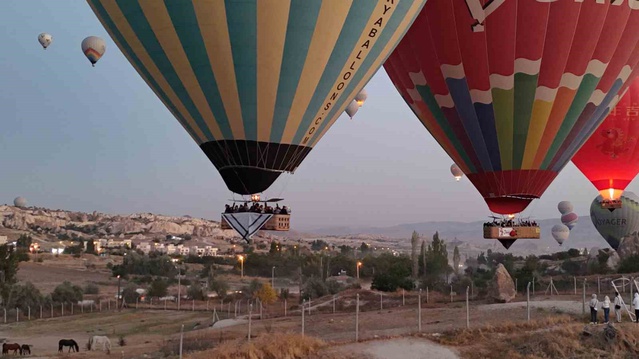 Göreme'de kefiye desenli balonlar Gazze için havalandı, Khaleel ateşkes çağrısı yaptı