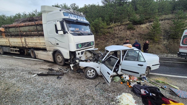 Çankırı Bayramören'de tomruk yüklü tır ile otomobil çarpıştı, 3 kişi yaralandı