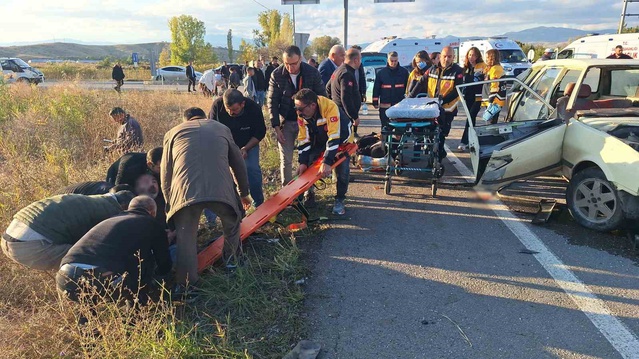 Çorum'da kavşakta çarpışan iki otomobilden biri alev aldı, 7 kişi yaralandı
