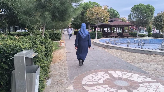 Kadirli'de vatandaşlar et ve vitrinlere bakıp geçim sıkıntısını anlattı