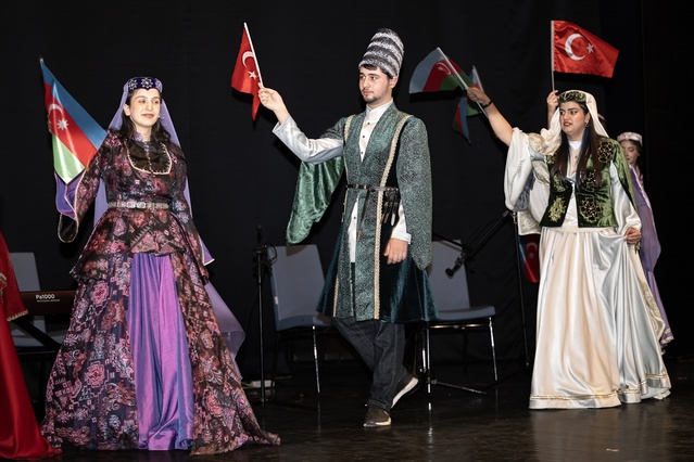 Azerbaycanlı sanatçılar Kars'ta sahne aldı, milli kıyafet defilesi düzenlendi