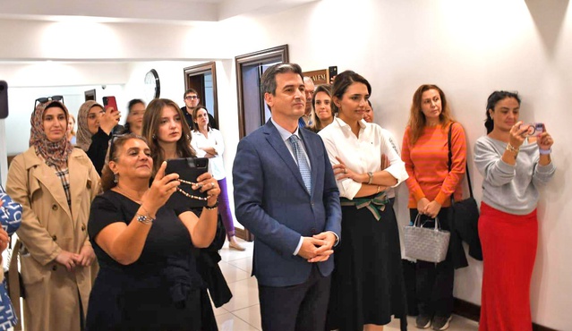 Çeşme'de Koridorda Müzik projesi 5. yılına kaymakamlık binasında konserle başladı