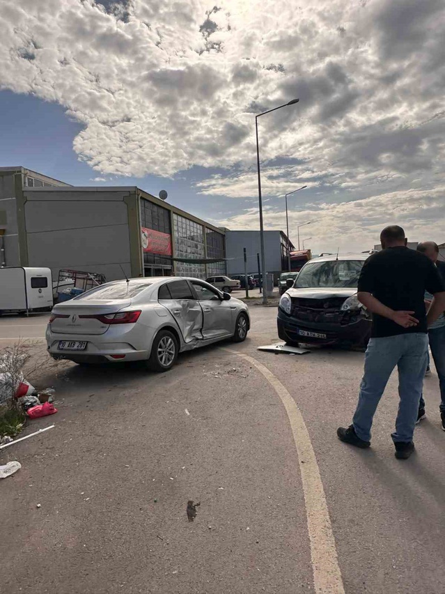 Gönen'de iki otomobil çarpıştı, sanayi sitesinde trafik güvenliği yeniden gündemde
