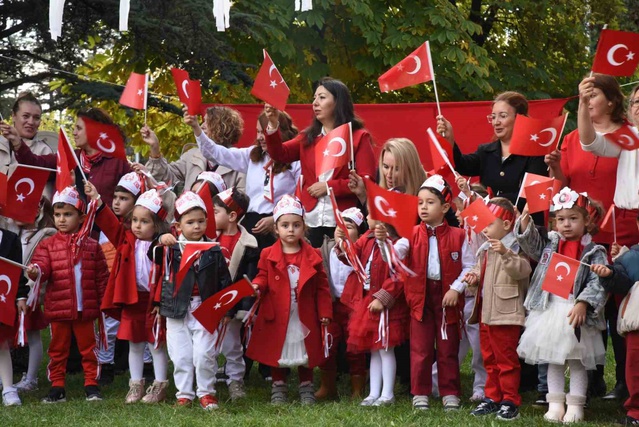 Anadolu Üniversitesi kreşinde çocuklar Cumhuriyet'in 103. yılını marşlarla kutladı