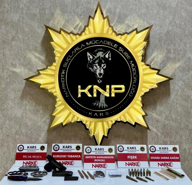Kars'ta aparta operasyonunda 18,45 gram bonzai bulundu, 2 şüpheli tutuklandı