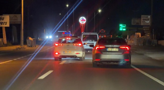 Sapanca'da Hyundai sürücüsünün emniyet şeridi manevrası kameraya yansıdı