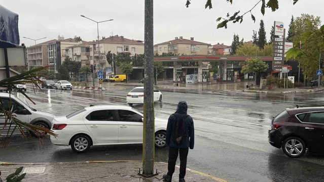 Meteoroloji uyarısının ardından Lüleburgaz'da sağanak su birikintilerine yol açtı