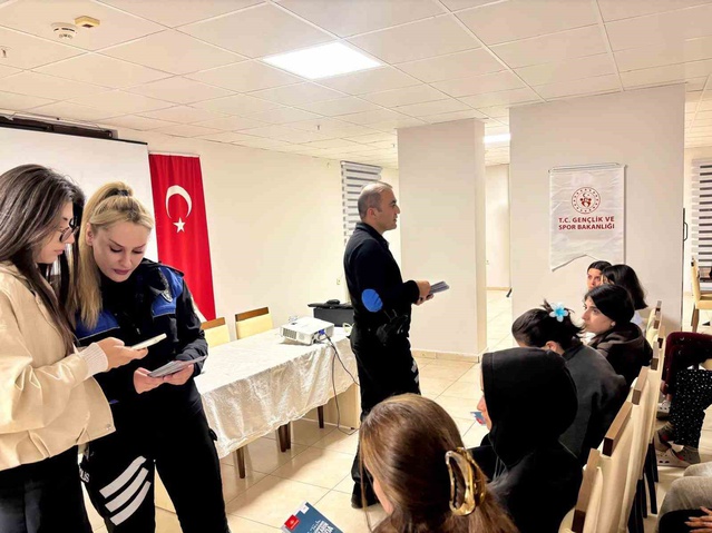 Kars Emniyeti, Nuri Paşa Yurdu'nda öğrencilere KADES kurulumu yaptı