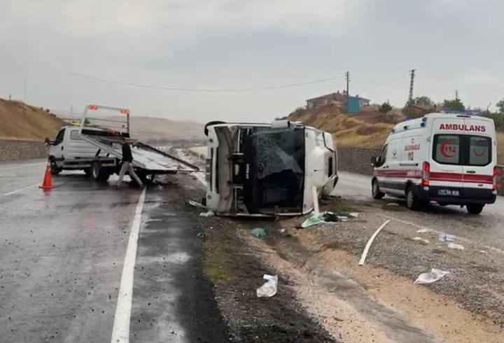 İşçi servisi devrildi: 14 yaralı