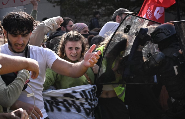 Fransa'da liseliler ayaklandı! Okullar barikatla kapatıldı, binalar ateşe verildi