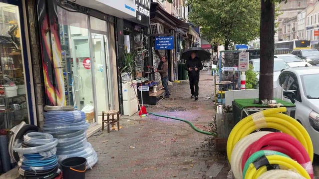Karaköy Perşembe Pazarı'nda sağanak su baskınına yol açtı, esnaf rögar kapağını açtı