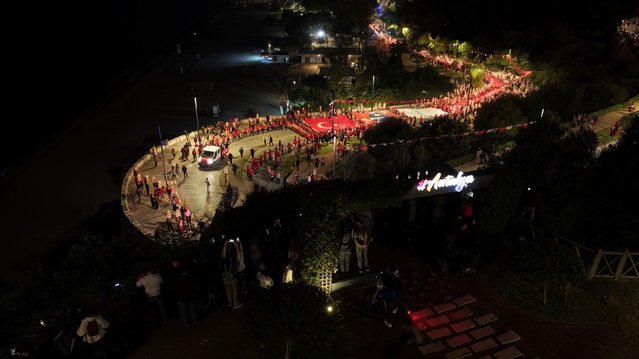 Antalya'da fener alayında binlerce kişi meşalelerle Cumhuriyet Meydanı'na yürüdü