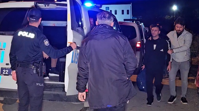 Edirne'de çalıntı araçta yurt dışına çıkma hazırlığındaki 7 kaçak göçmen yakalandı