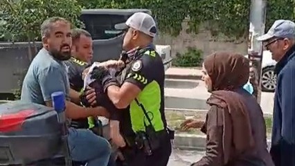 Polis, bilinci kapanan bebeği motosikletle hastaneye yetiştirdi