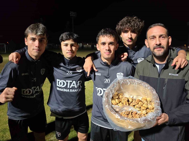 Nazilli Şehir Spor taraftarları maç öncesi futbolculara Aydın inciri ikram etti