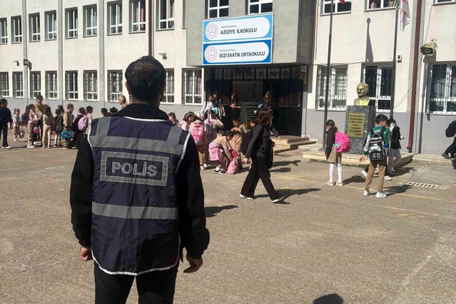 Sakarya Karasu'da okul çevresinde polis eğitim saatleri boyunca görev aldı