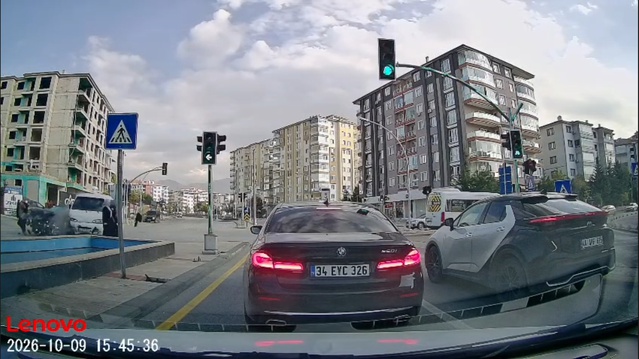 Malatya Yeşilyurt'ta kamyonet otomobille çarpıştı, sürücü yaralandı, 2 kadın kurtuldu