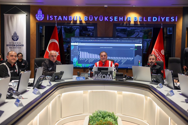 İBB Başkan Vekili Aslan, raylı sistem seferlerinin 02.00'ye uzatıldığını duyurdu