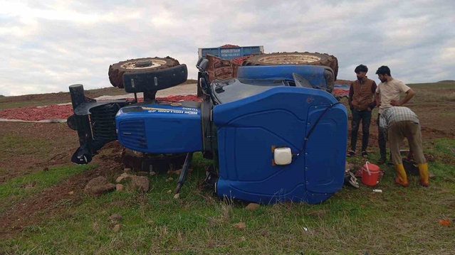 Gaziantep İslahiye'de fren arızası iddiasıyla devrilen traktörde yaralanan olmadı