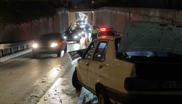 Bursa'da 11 Eylül Bulvarı'nda bariyerlere çarpan araçta 2 kişi yaralandı