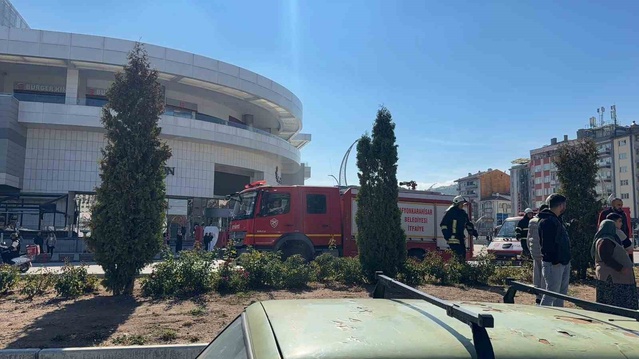 Afyonkarahisar'da otomobil iki araca çarpıp yan yattı, 1 kişi yaralandı