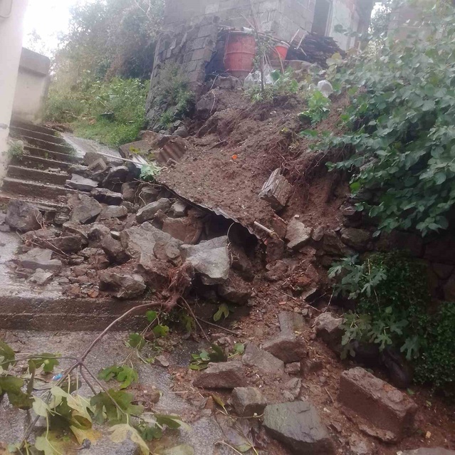 Karadeniz Ereğli'de aşırı yağış sonrası Sakin Dere Sokak'ta perde duvar çöktü