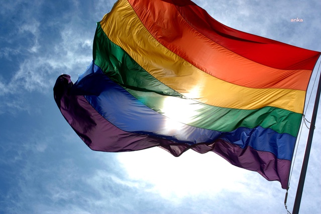 106 örgüt Ailem Güvende'de tutuklanan LGBTİ+'ların serbest bırakılmasını istedi