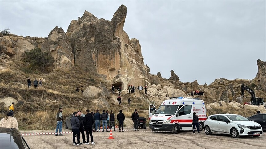 Nevşehir'de peribacasından kopan kaya parçalarının altında kalan 2 kişi hayatını kaybetti