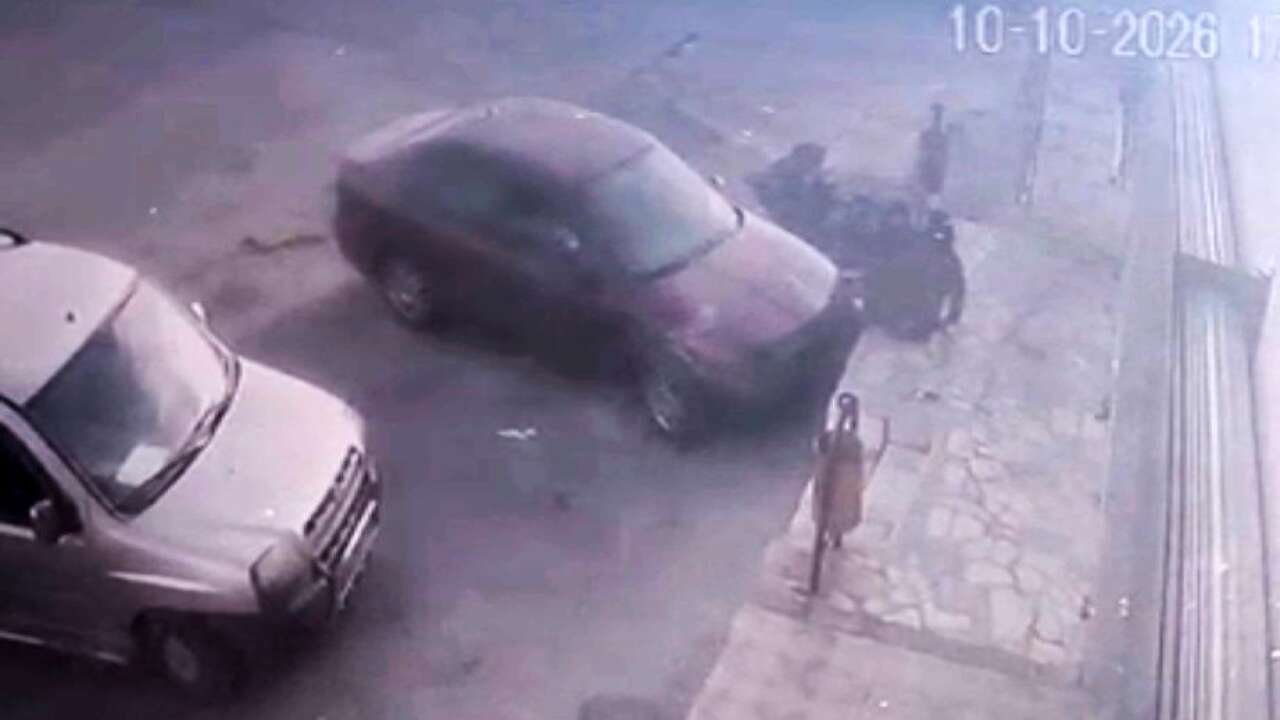 Vitesleri karıştırdı, kaldırımda oturan kişiye çarptı