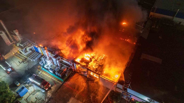 Manisa'daki İnci Akü fabrikasında yangın çıktı, söndürme çalışmaları sürüyor
