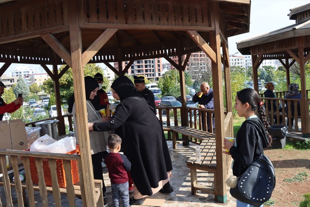 Midyat'ta hastane önündeki stantta her gün vatandaşlara ücretsiz çorba dağıtılıyor