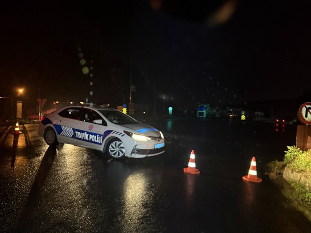 Sakarya D-650'de güvenlik güçleri su birikintileri nedeniyle yolu trafiğe kapattı