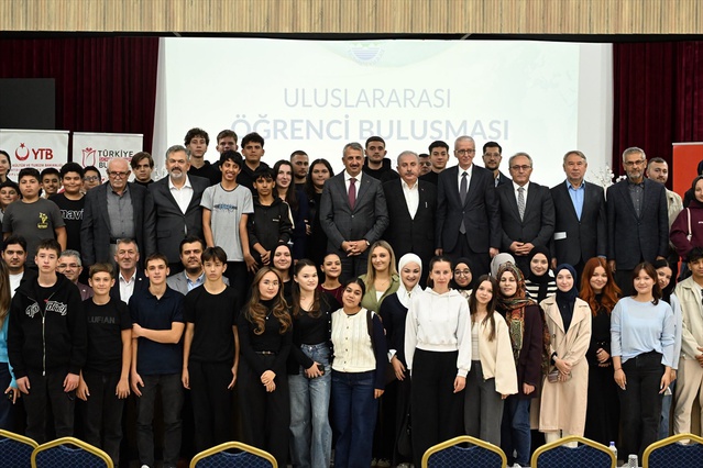 Edirne'de düzenlenen Uluslararası Öğrenci Buluşması'na Vali Sezer ve Şentop katıldı