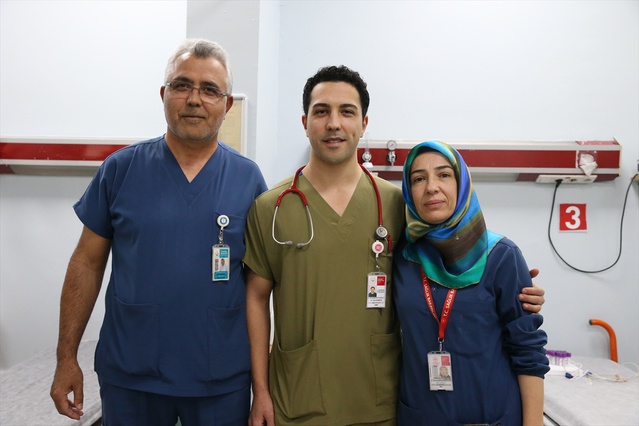 Kahramanmaraş'ta Sefa Sarıbıyık, ailesiyle aynı hastanede pratisyen hekim oldu.