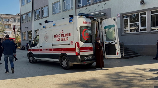 Ortaokulda 12 öğrenci zehirlenme şüphesiyle hastaneye kaldırıldı