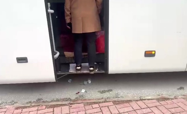 Bilecik'te mola veren tur otobüsü görevlileri çöp attı, zabıta toplattı