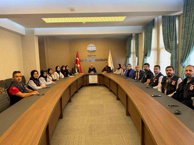 Düzce İl Milli Eğitim Müdürü Özer'le izci liderleri yeni dönem planlarını görüştü