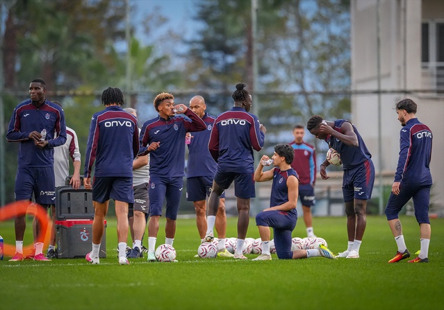 Trabzonspor, Samsunspor maçı hazırlığında Reis'in doğum gününü kutladı