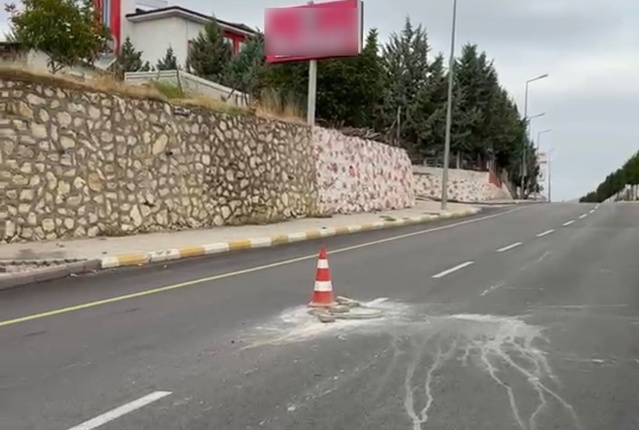 Adıyaman'da uyarı için bırakılan taşa çarpan motosiklet devrildi, 1 kişi yaralandı