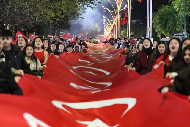 Erzincan'da Cumhuriyet'in 103. yılında fener alayı ve bayrak yürüyüşü yapıldı