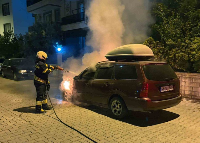 Muğla Dalaman'da park halindeki otomobil yangını söndürüldü, motor zarar gördü