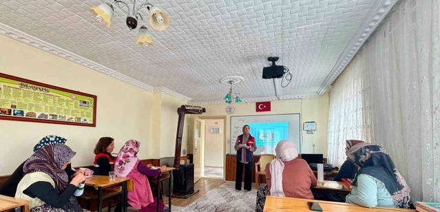Afyonkarahisar Bolvadin'de kadın çiftçilere tarımsal eğitim toplantısı düzenlendi