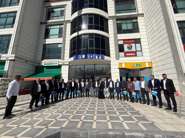 Malatya Kale'de muhtarlar, Muhtarlar Günü'nde Özbay'dan plaket aldı