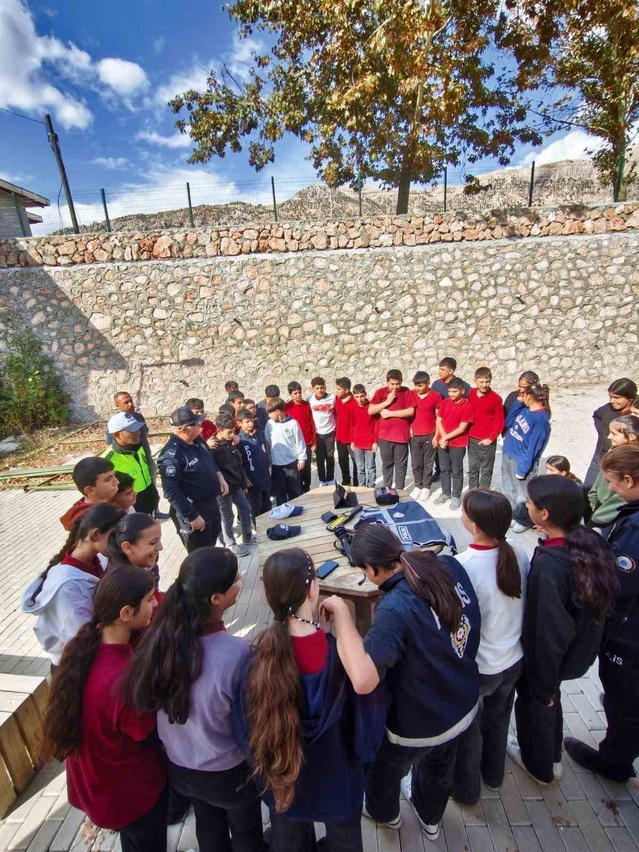 Adıyaman Tut'ta Atatürk Ortaokulu öğrencilerine trafik ve güvenlik eğitimi verildi