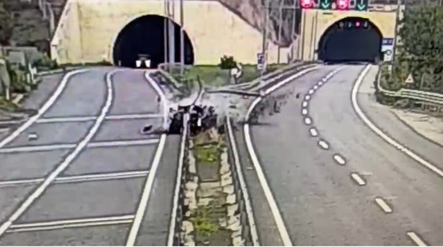 Gümüşhane-Trabzon yolunda bariyerlere saplanan otomobilde 1 kişi öldü, 4 yaralı