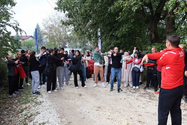 Düzce Üniversitesi Cumhuriyet'in 103. yılı anısına doğa yürüyüşü düzenledi