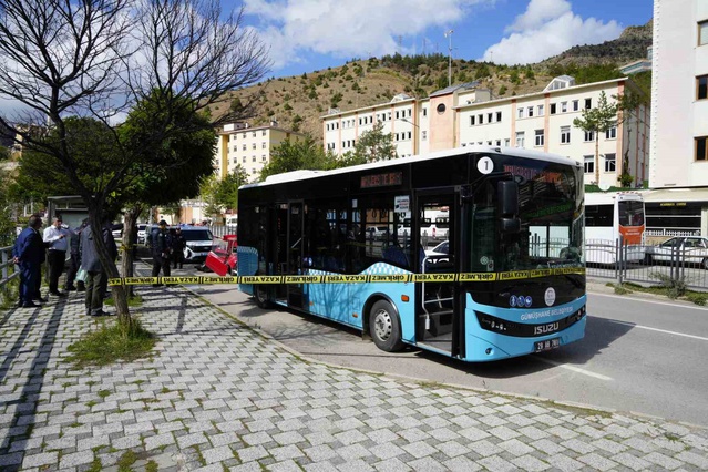 Gümüşhane'de belediye otobüsüne arkadan çarpan otomobilde 2 kişi yaralandı