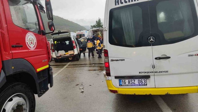 Bursa'da minibüs otomobille çarpıştı: 1 ölü, 10 yaralı